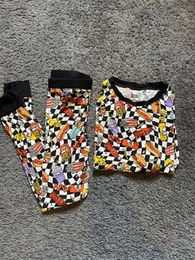 Dream big little co. Kids Black Checkered Fast-Food Print Pajama Set. Size 6/6t